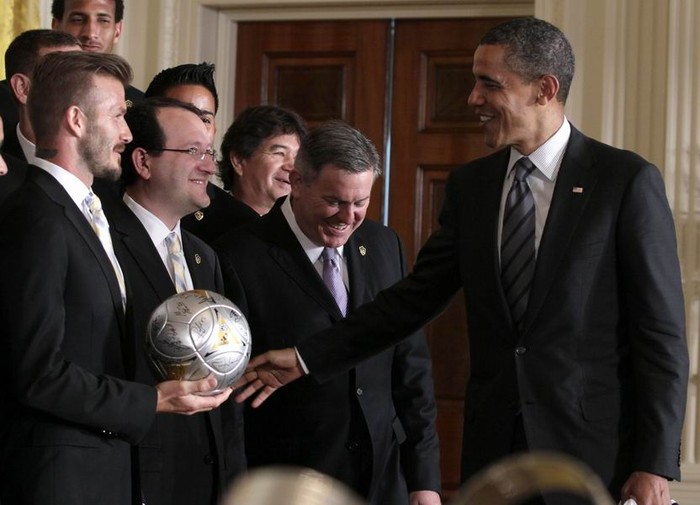 Tổng thống Obama bắt tay với các cầu thủ và lãnh đạo đội bóng LA Galaxy